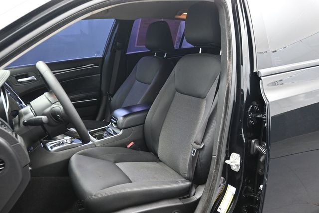 2023 Chrysler 300 Touring RWD - 23011178 - 9