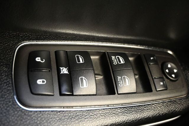 2023 Chrysler 300 Touring RWD - 23011178 - 22
