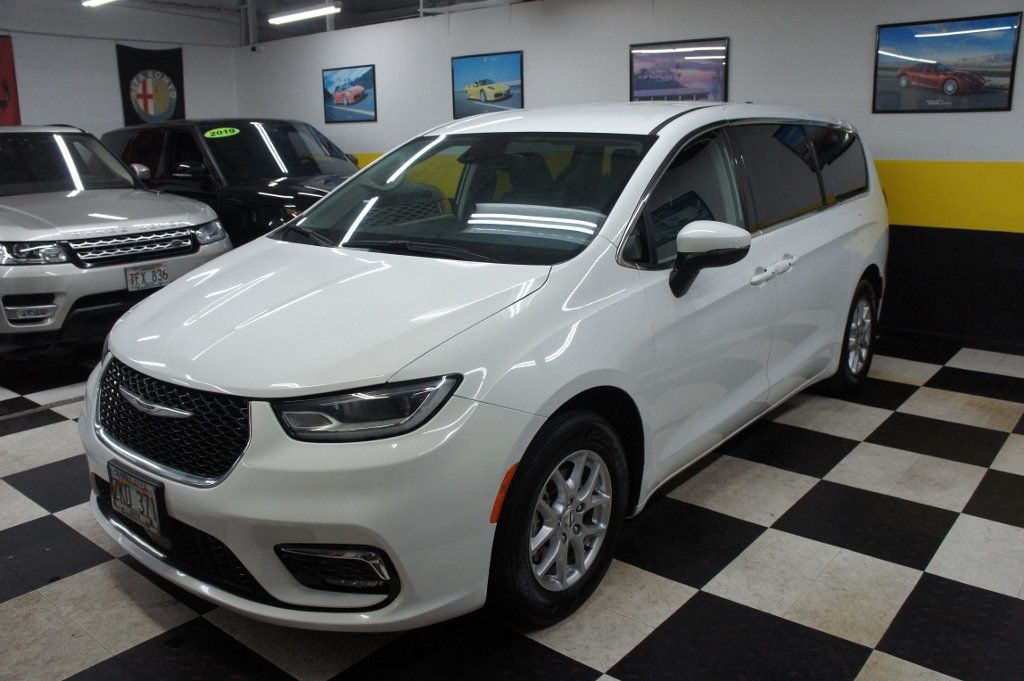 2023 Chrysler Pacifica Touring L photo 12