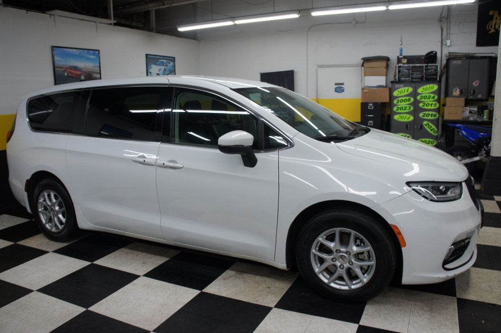 2023 Chrysler Pacifica Touring L photo 13