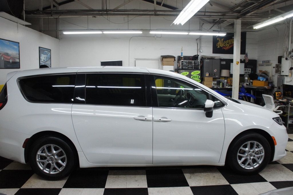 2023 Chrysler Pacifica Touring L photo 15