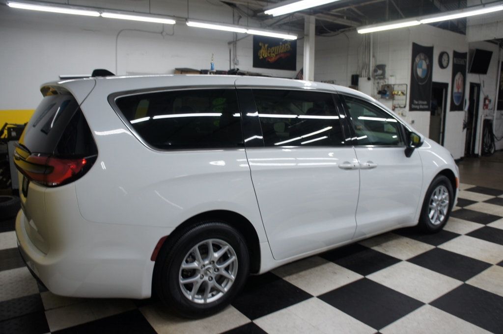 2023 Chrysler Pacifica Touring L photo 17