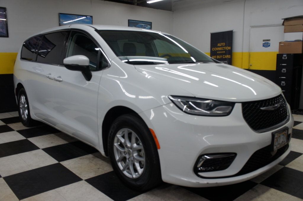 2023 Chrysler Pacifica Touring L photo 2
