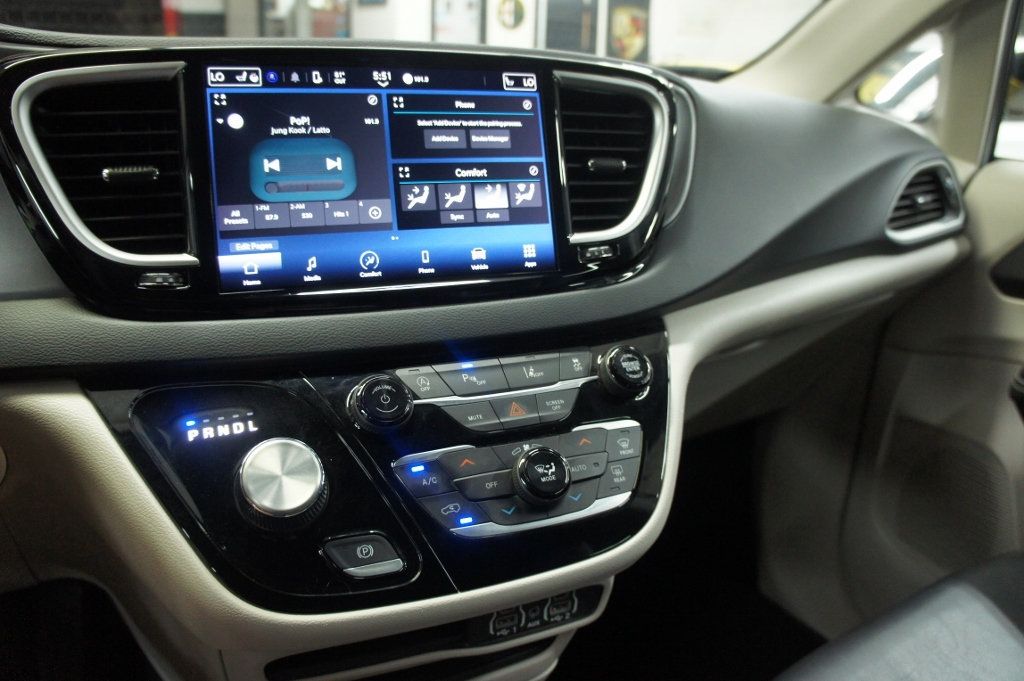 2023 Chrysler Pacifica Touring L photo 19