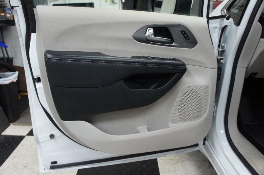 2023 Chrysler Pacifica Touring L photo 25
