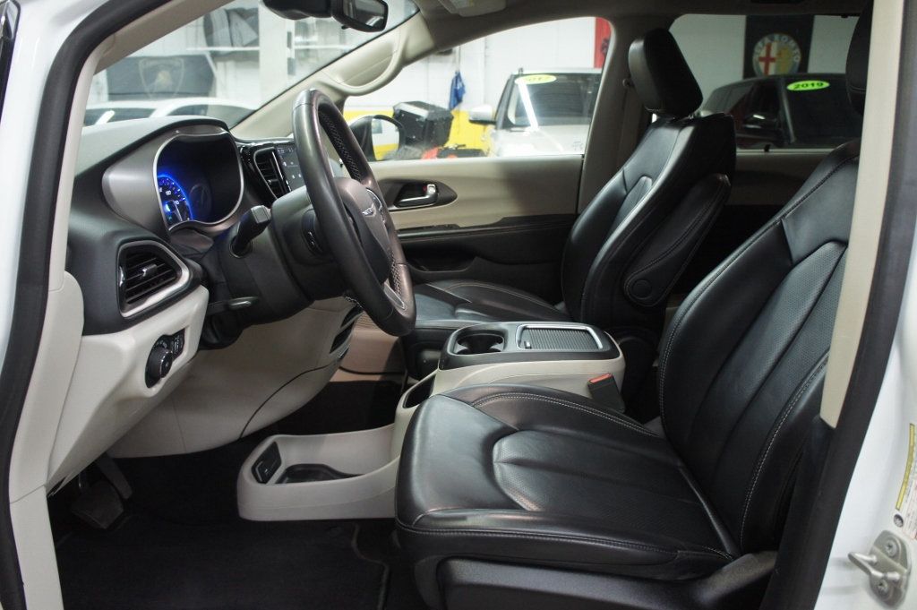 2023 Chrysler Pacifica Touring L photo 26