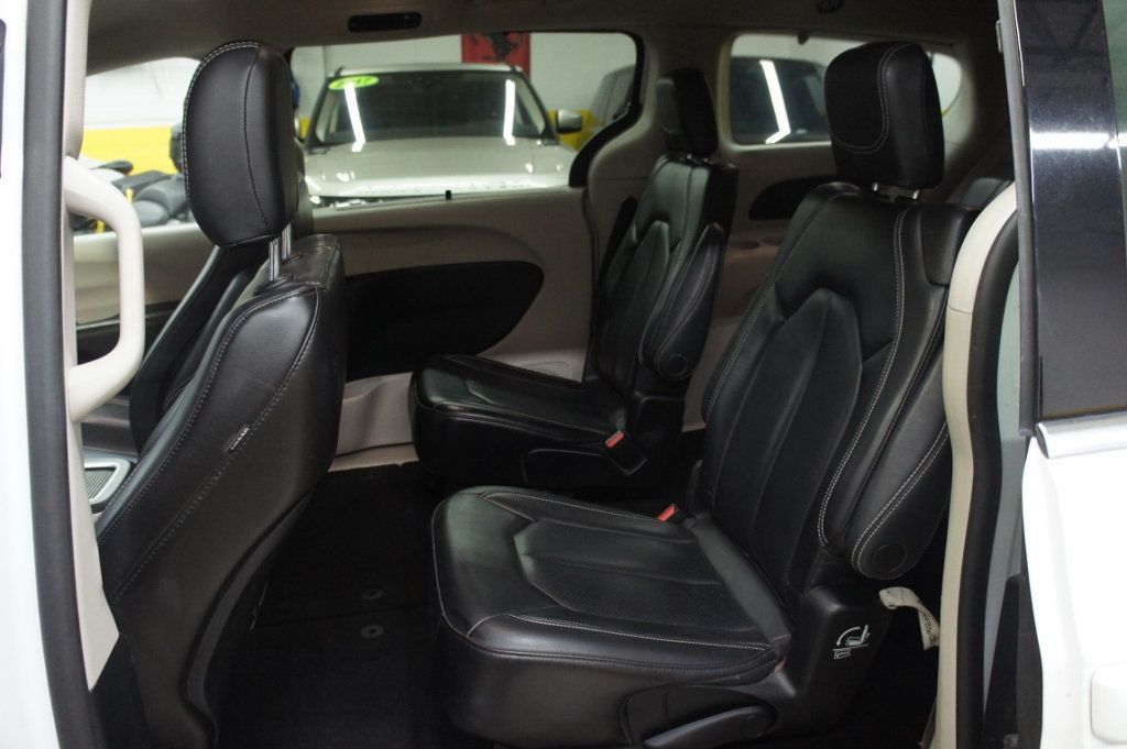 2023 Chrysler Pacifica Touring L photo 27
