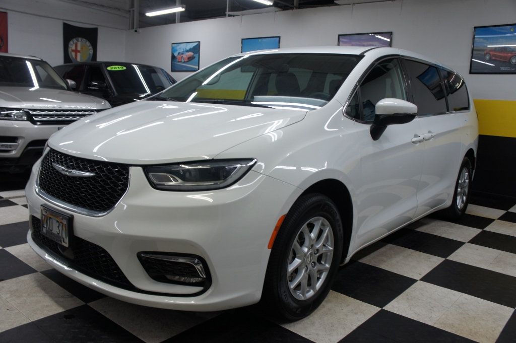 2023 Chrysler Pacifica Touring L photo 3