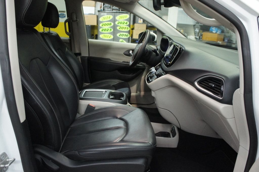 2023 Chrysler Pacifica Touring L photo 35