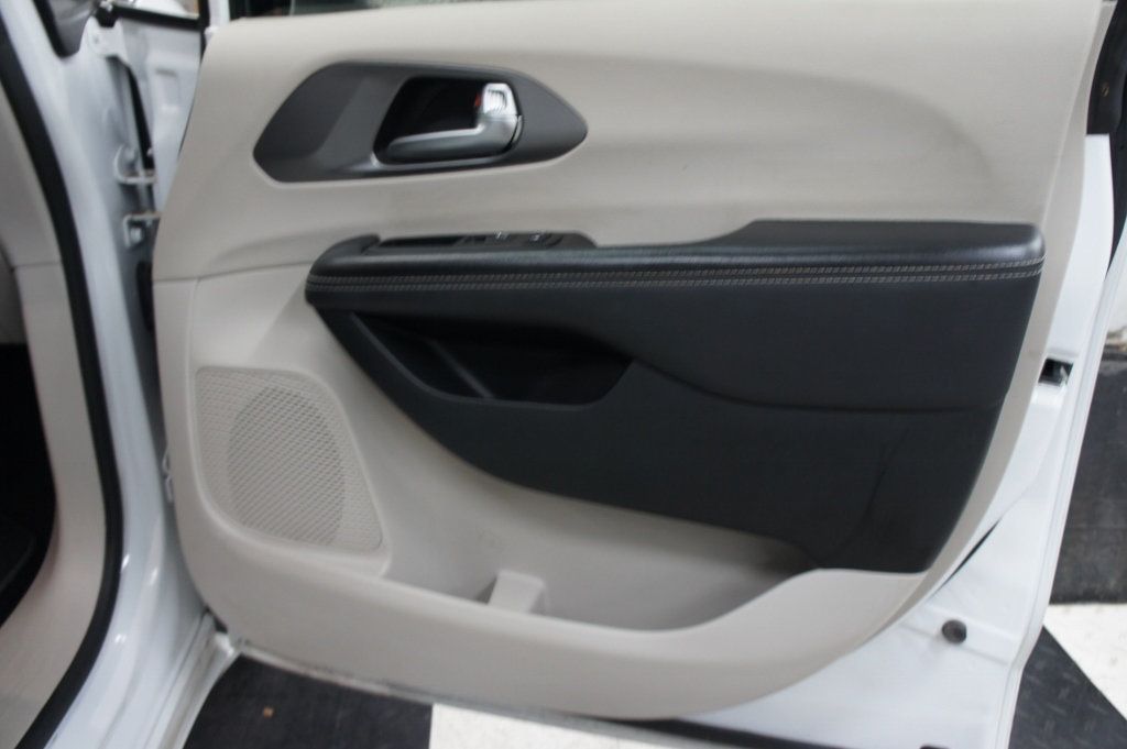 2023 Chrysler Pacifica Touring L photo 36