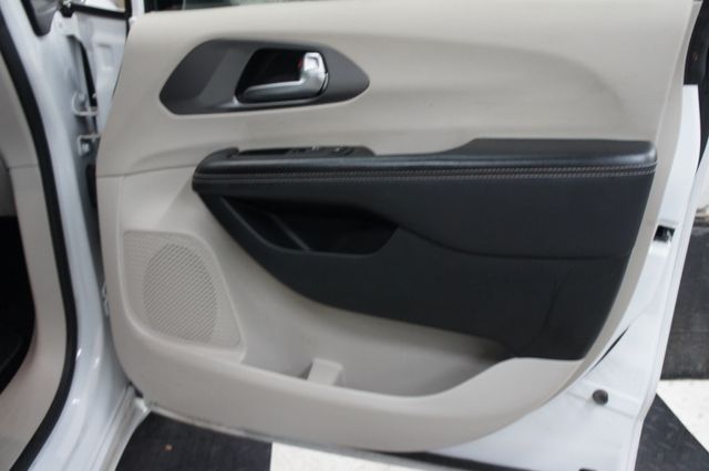 2023 Chrysler Pacifica 1-Owner,Touring L - 22830847 - 36