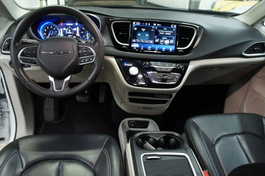 2023 Chrysler Pacifica Touring L photo 4
