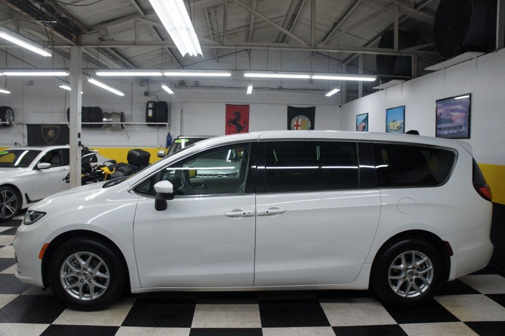 2023 Chrysler Pacifica Touring L photo 6