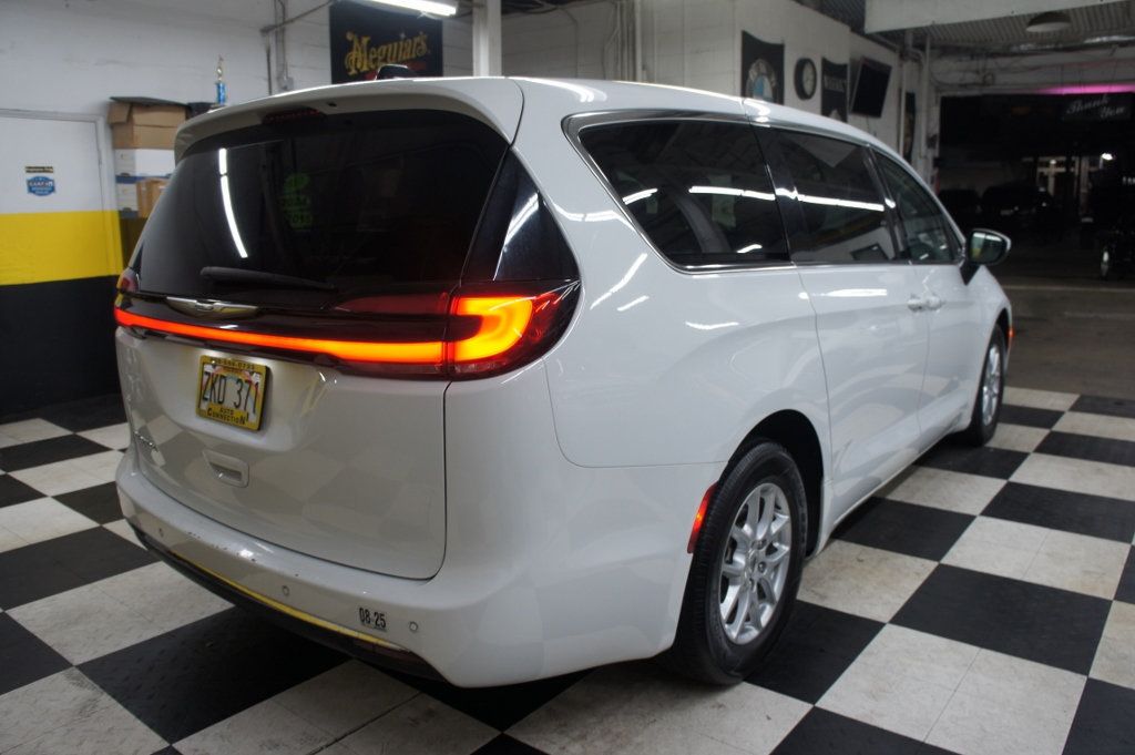 2023 Chrysler Pacifica Touring L photo 7