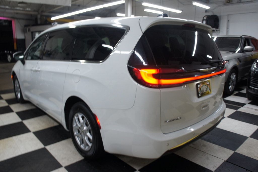 2023 Chrysler Pacifica Touring L photo 8