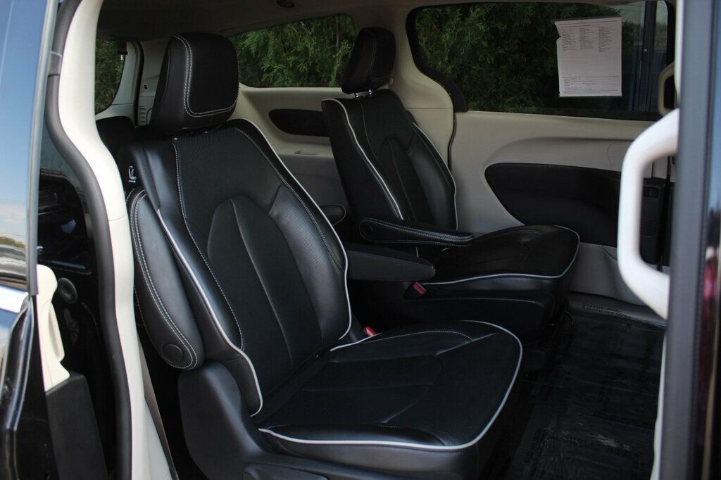 2023 Chrysler Pacifica Hybrid Limited photo 10