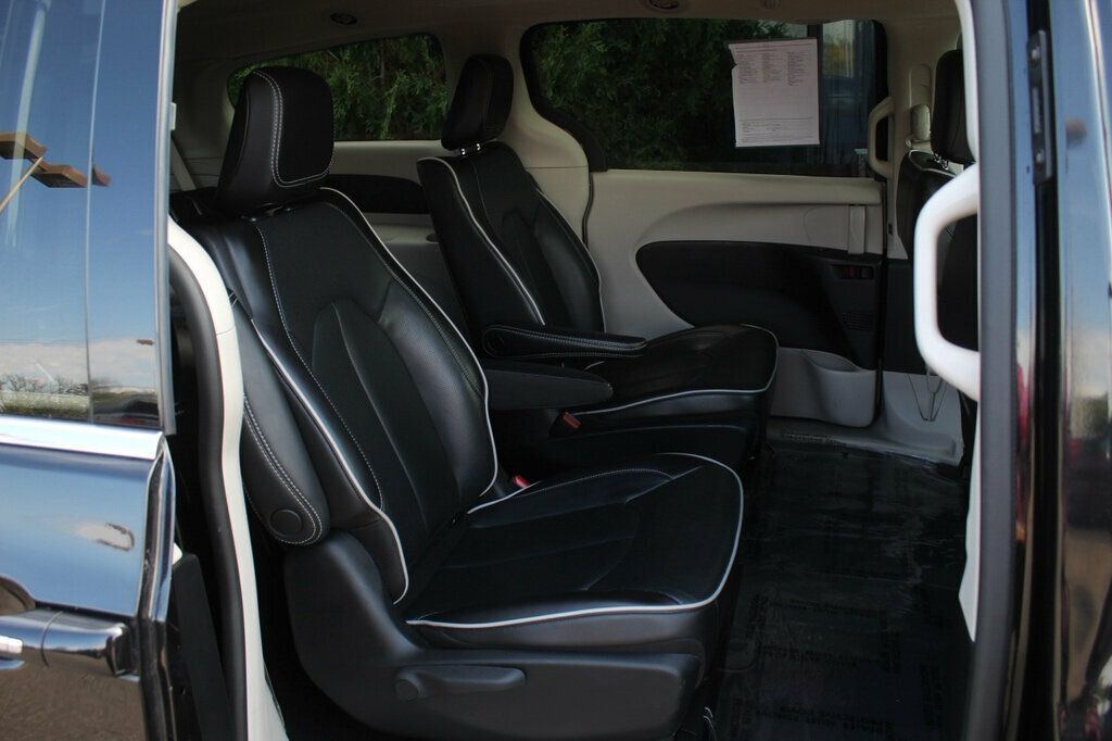 2023 Chrysler Pacifica Hybrid Limited photo 11