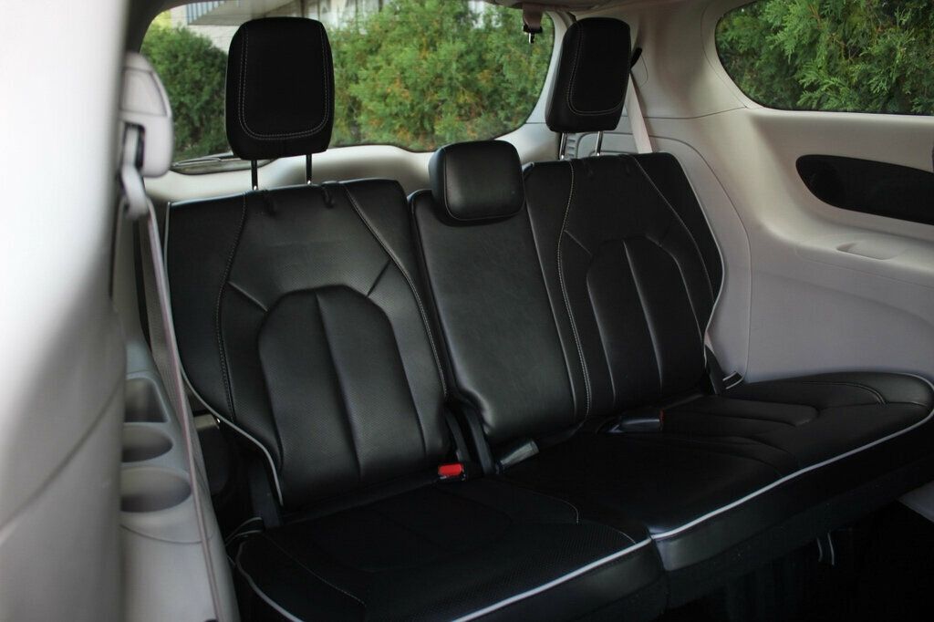 2023 Chrysler Pacifica Hybrid Limited photo 12