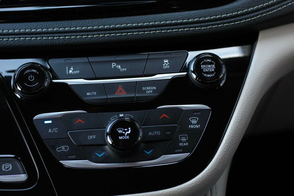 2023 Chrysler Pacifica Hybrid Limited photo 16