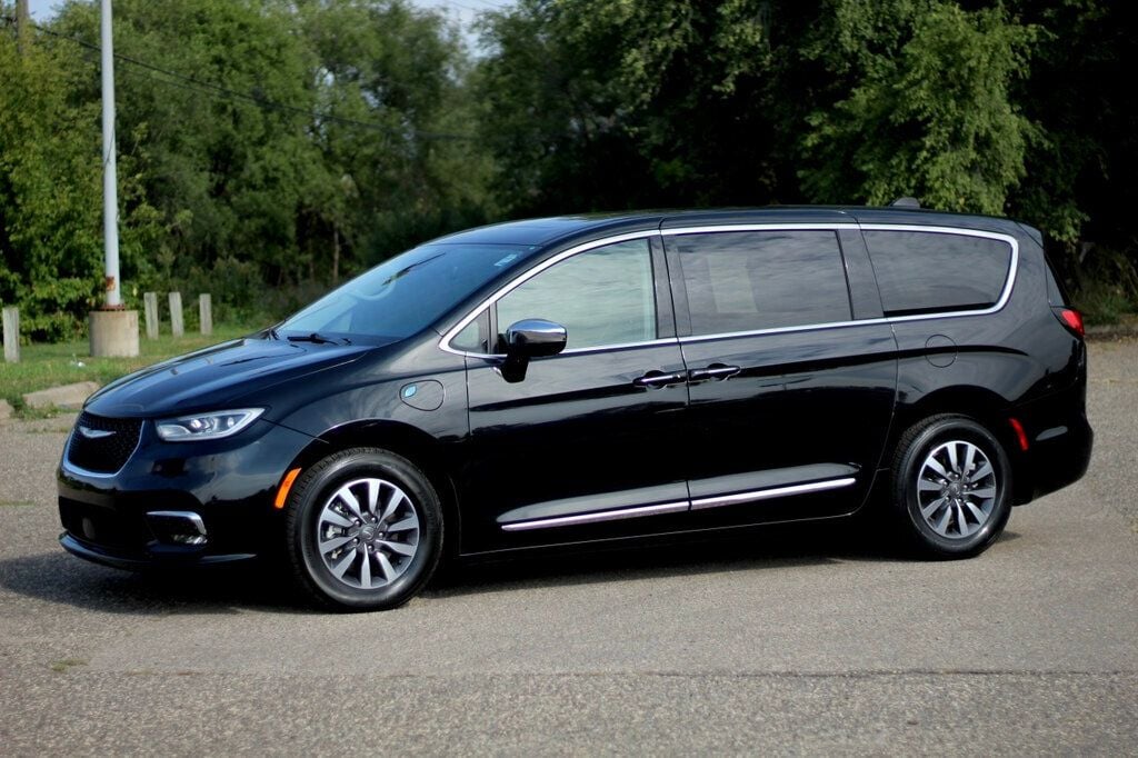 2023 Chrysler Pacifica Hybrid Limited photo 17