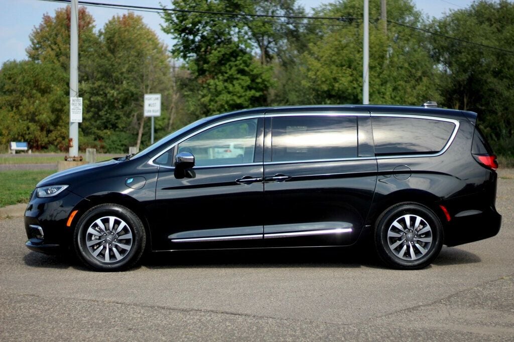 2023 Chrysler Pacifica Hybrid Limited photo 18