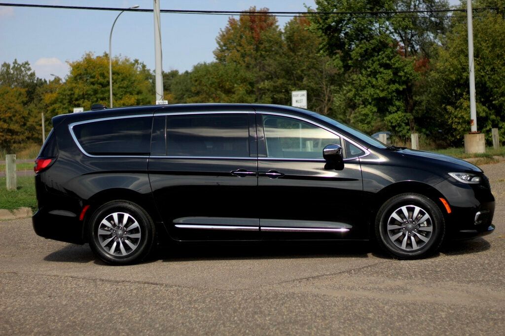 2023 Chrysler Pacifica Hybrid Limited photo 2