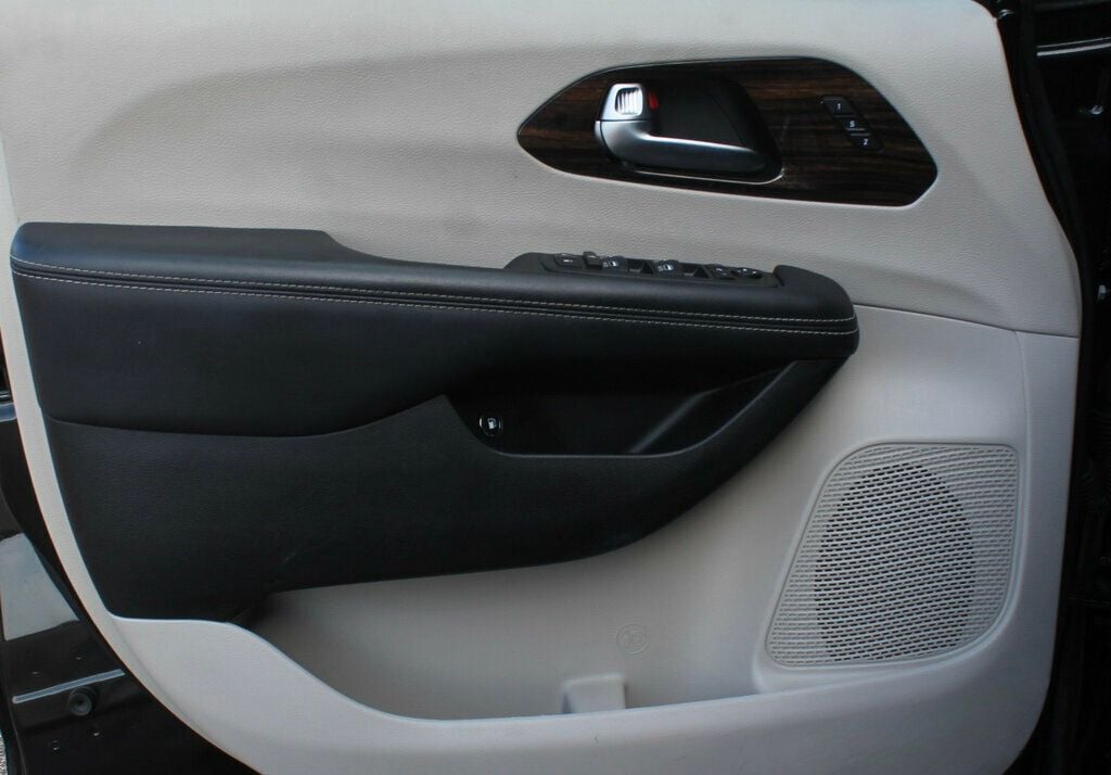 2023 Chrysler Pacifica Hybrid Limited photo 20