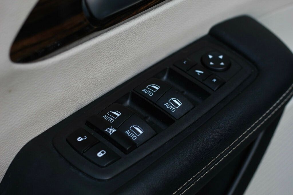 2023 Chrysler Pacifica Hybrid Limited photo 21