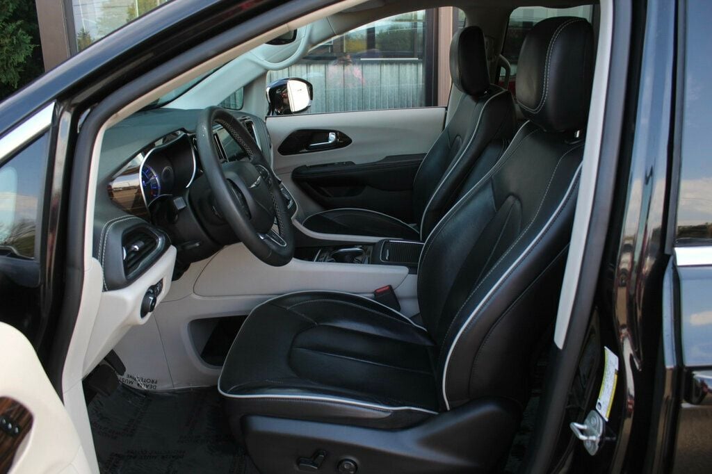 2023 Chrysler Pacifica Hybrid Limited photo 22