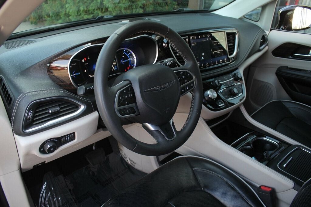 2023 Chrysler Pacifica Hybrid Limited photo 24