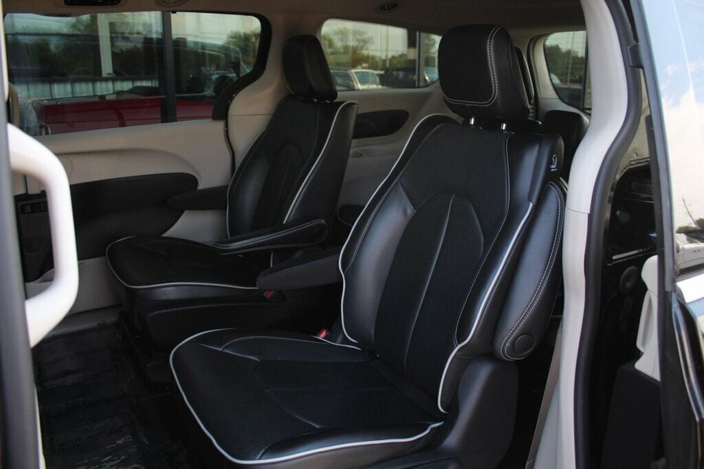 2023 Chrysler Pacifica Hybrid Limited photo 25