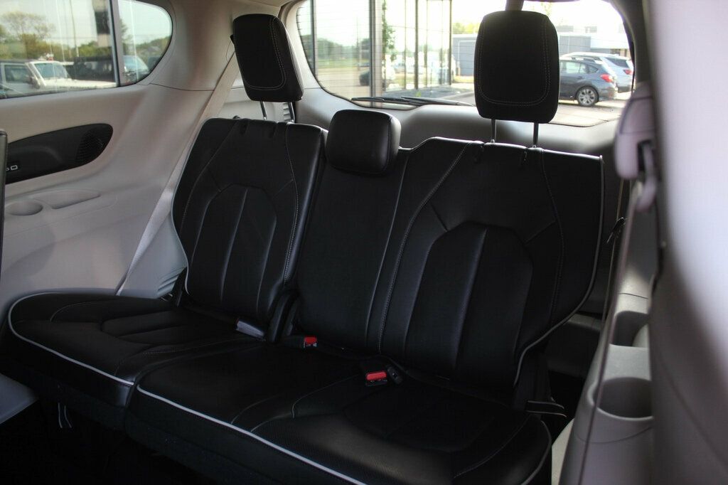 2023 Chrysler Pacifica Hybrid Limited photo 26