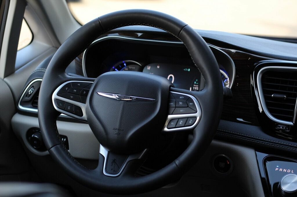 2023 Chrysler Pacifica Hybrid Limited photo 27