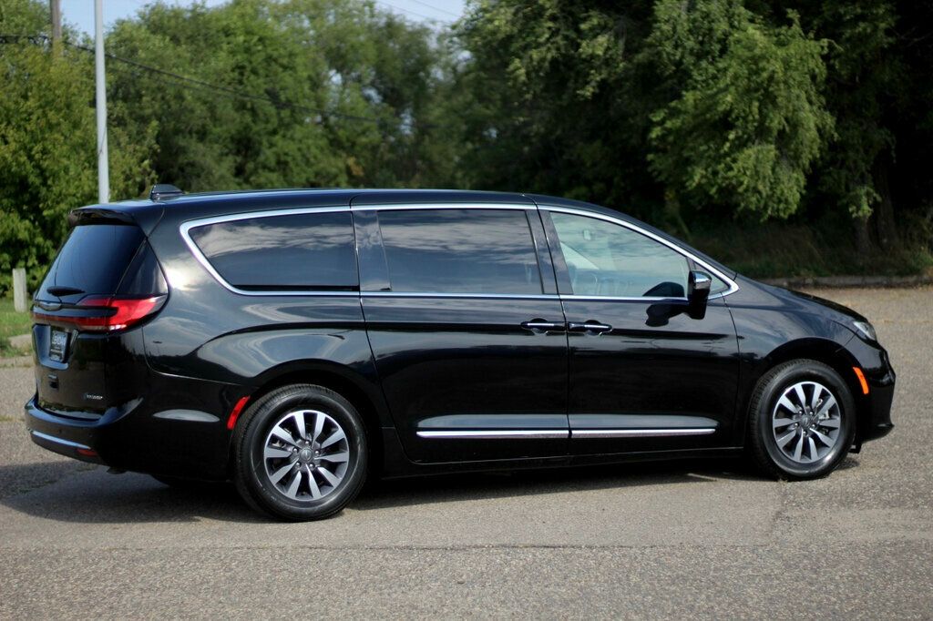2023 Chrysler Pacifica Hybrid Limited photo 3