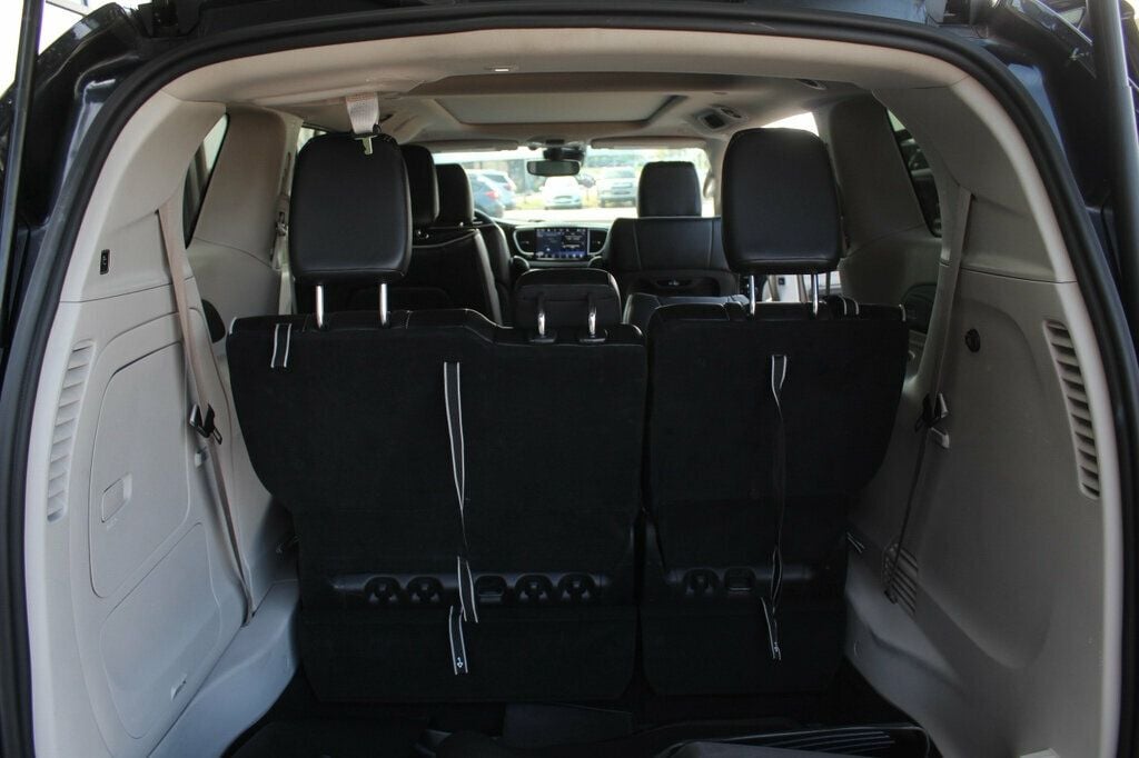 2023 Chrysler Pacifica Hybrid Limited photo 29