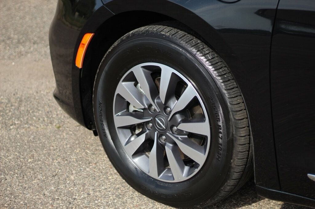 2023 Chrysler Pacifica Hybrid Limited photo 32