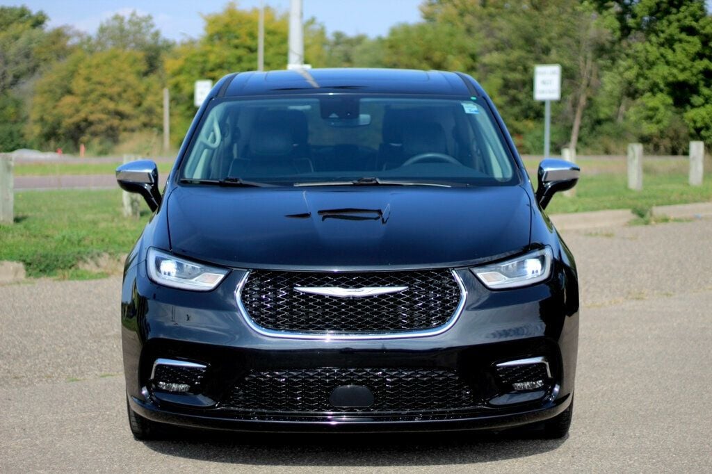 2023 Chrysler Pacifica Hybrid Limited photo 4