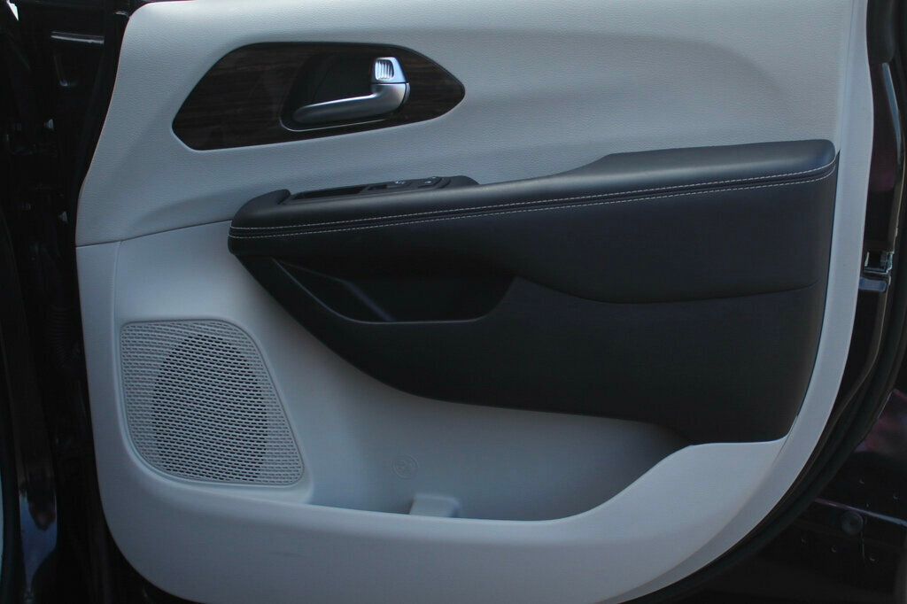 2023 Chrysler Pacifica Hybrid Limited photo 6
