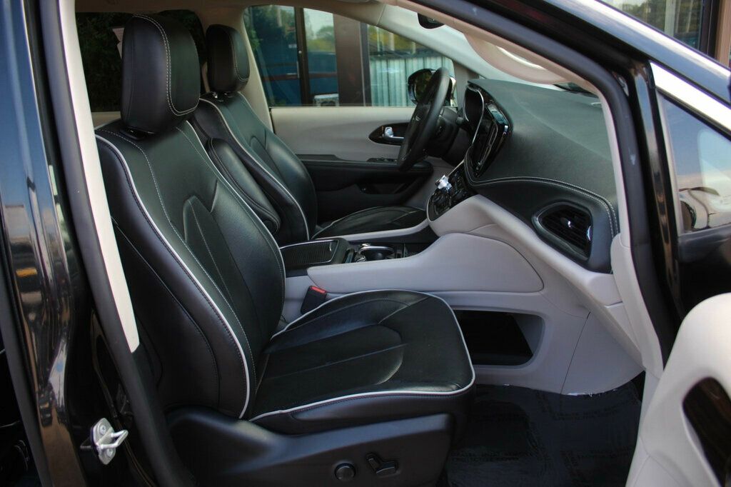 2023 Chrysler Pacifica Hybrid Limited photo 7
