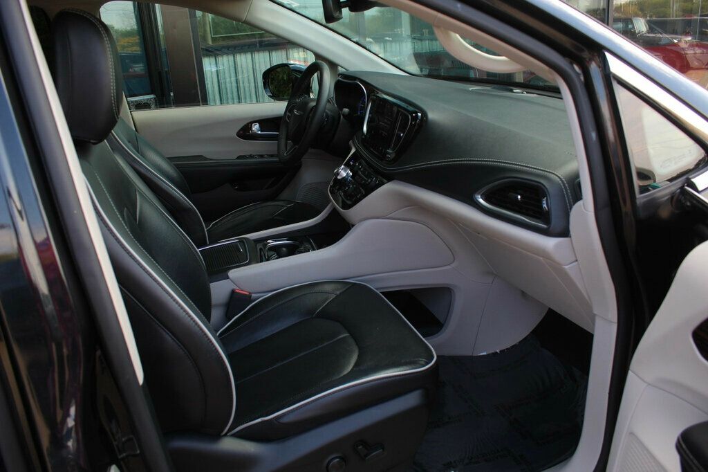 2023 Chrysler Pacifica Hybrid Limited photo 8
