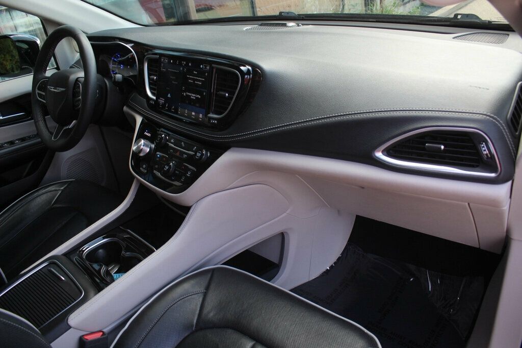 2023 Chrysler Pacifica Hybrid Limited photo 9