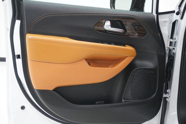 2023 Chrysler Pacifica Hybrid Pinnacle - 22935062 - 16