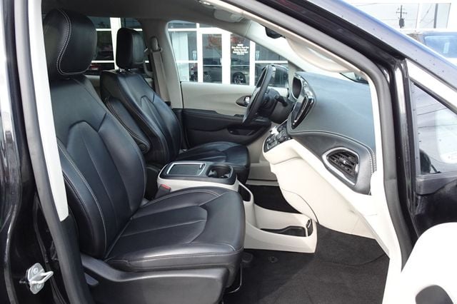 2023 Chrysler Pacifica Hybrid Touring L FWD - 22932059 - 10