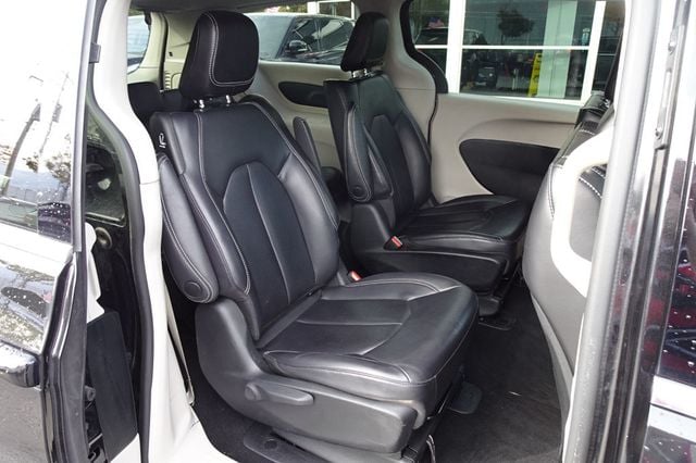 2023 Chrysler Pacifica Hybrid Touring L FWD - 22932059 - 11