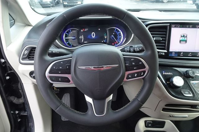 2023 Chrysler Pacifica Hybrid Touring L FWD - 22932059 - 18