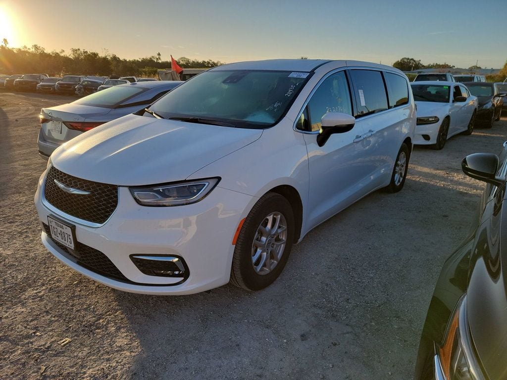 2023 Chrysler Pacifica Touring L photo 1