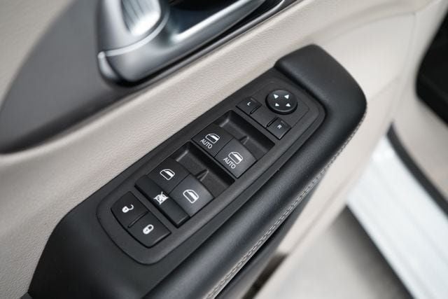 2023 Chrysler Pacifica Touring L - 23077757 - 10