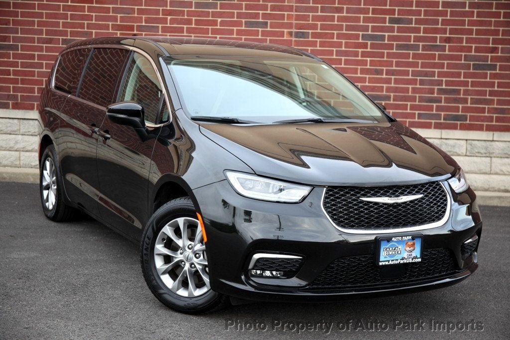 2023 Chrysler Pacifica Touring L photo 9