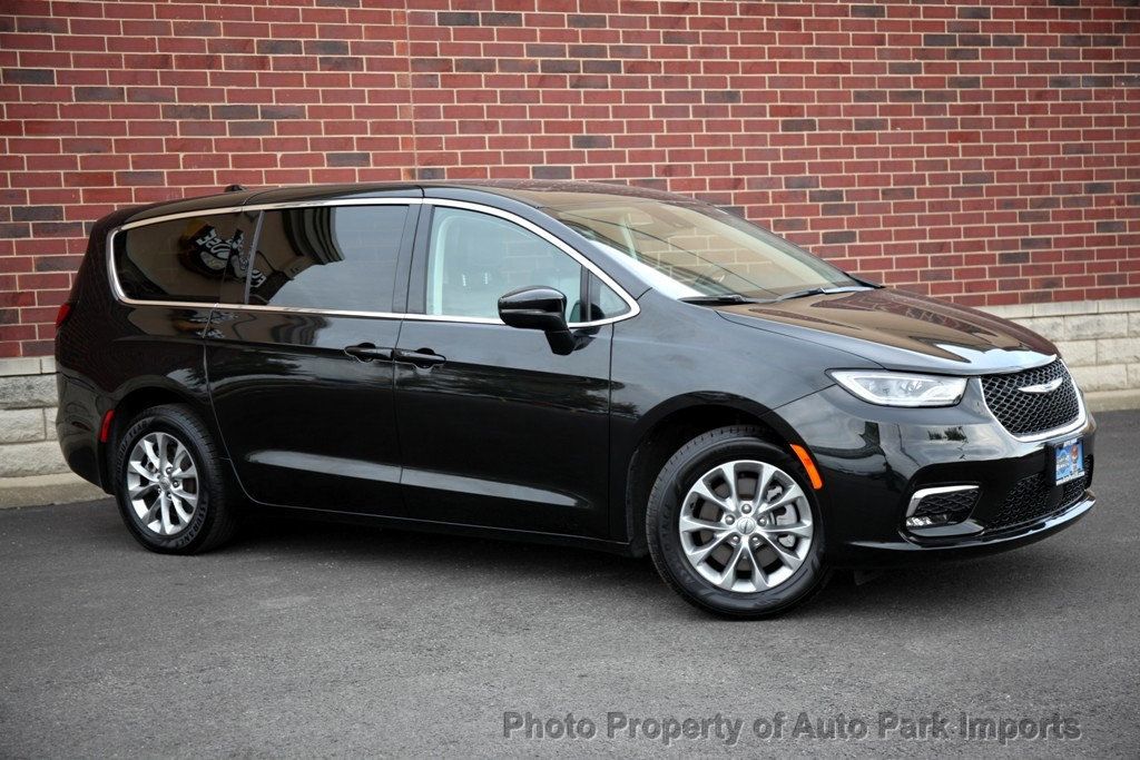 2023 Chrysler Pacifica Touring L photo 10