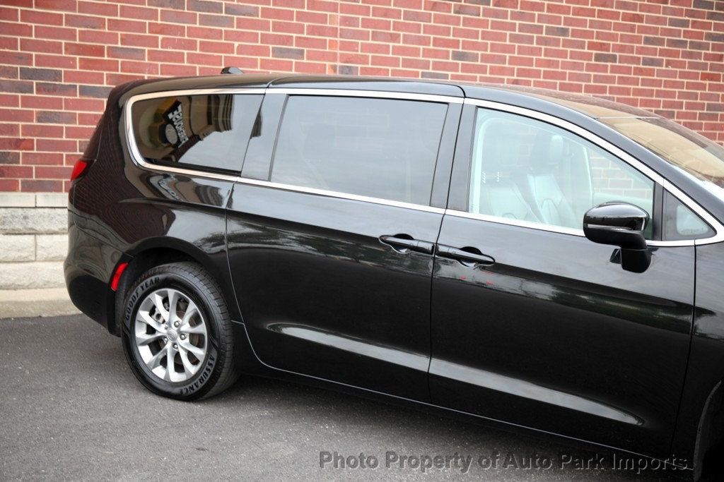 2023 Chrysler Pacifica Touring L photo 11